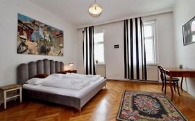 Bright Elegant Flat In Center